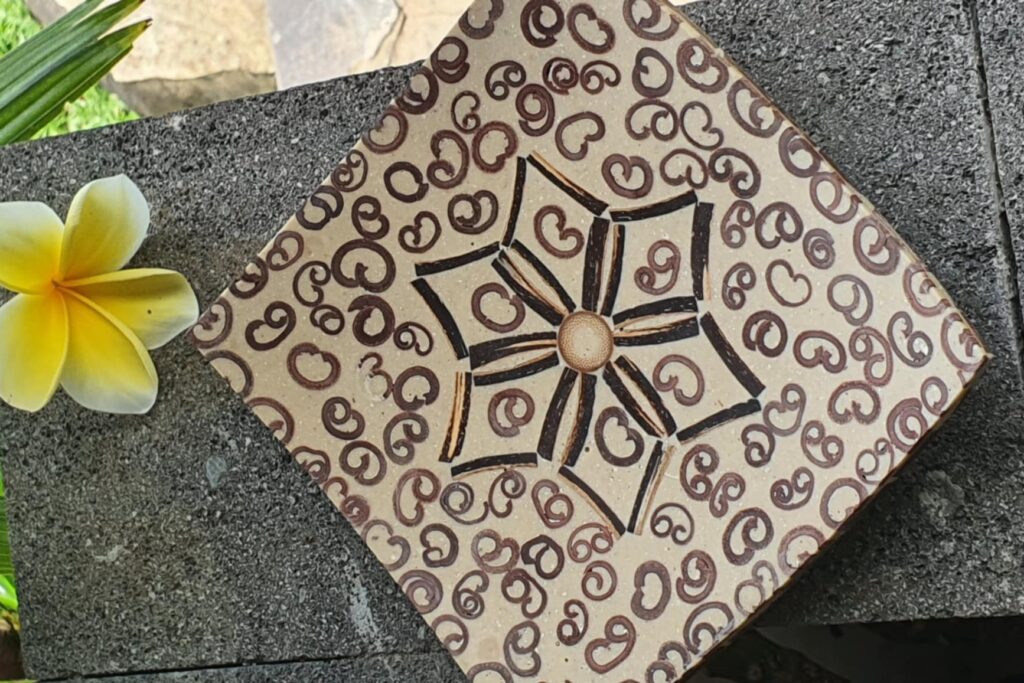 Illatos,fahéjbetétes tál, világos