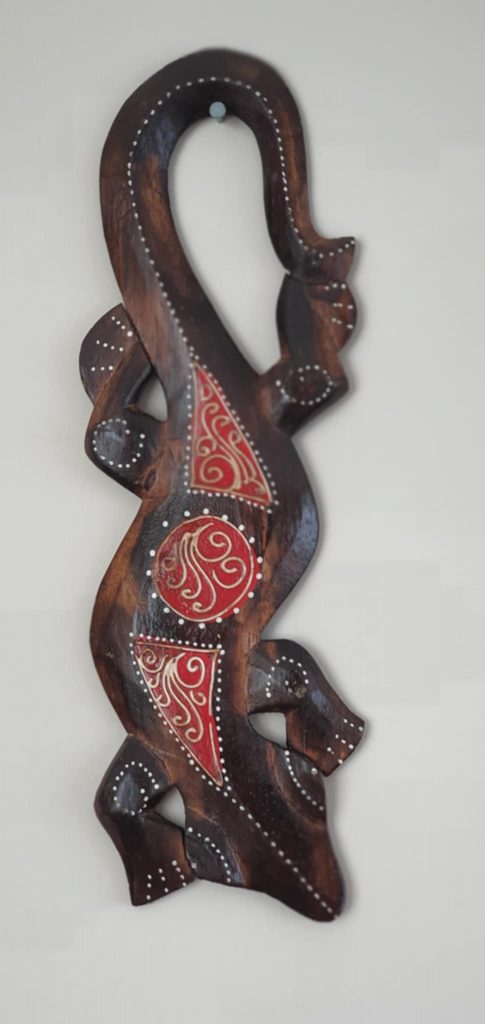 Kézműves gekko albesia fából-piros