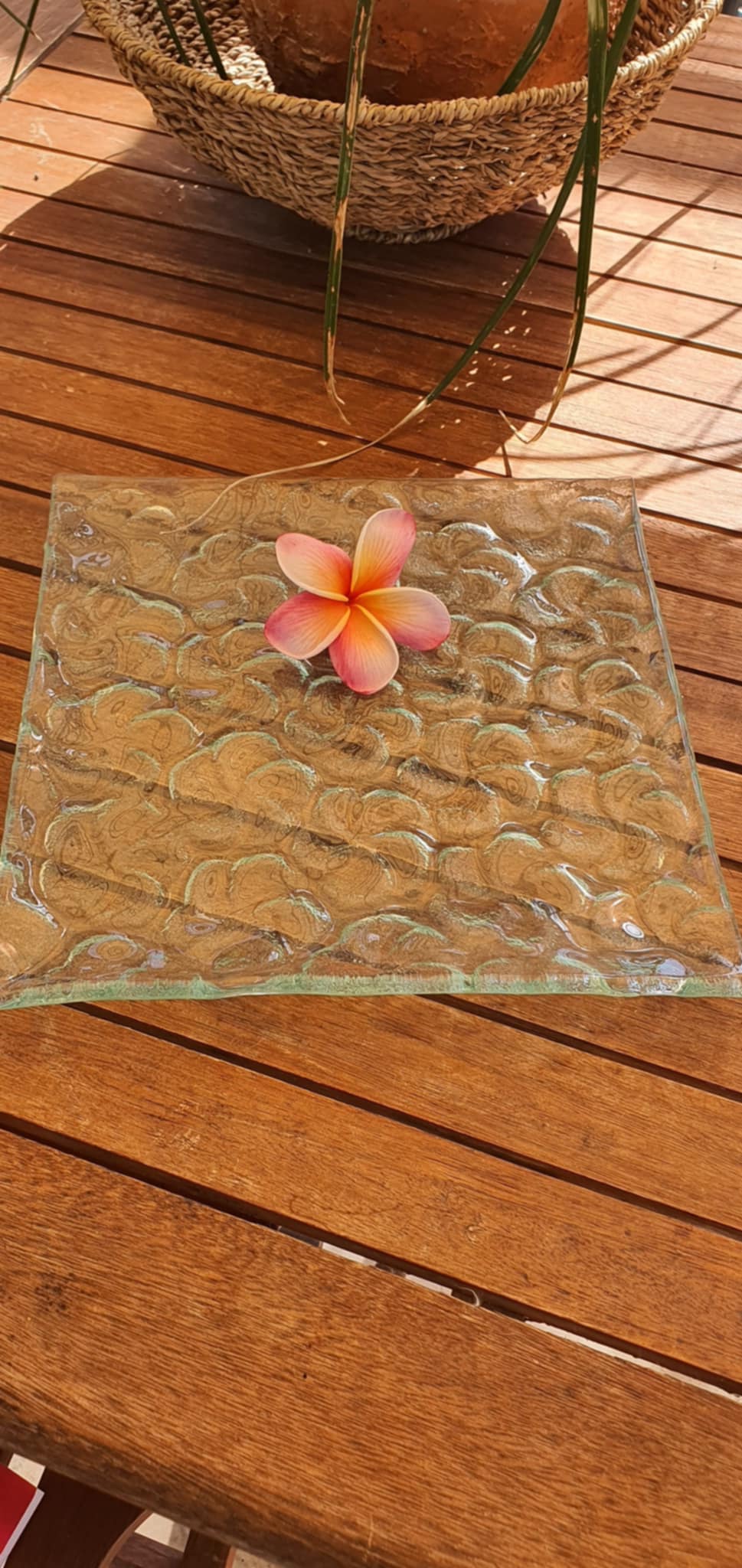 plumeria motívumos üveg kínáló