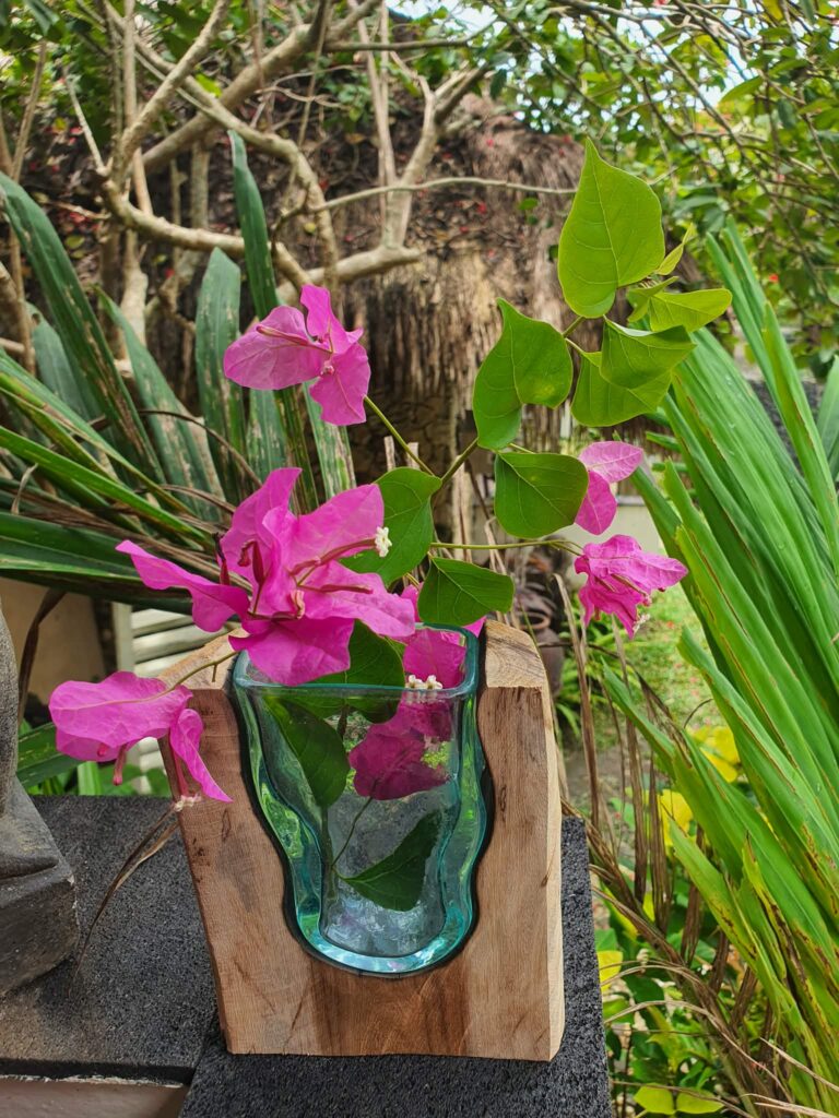 Fa keretes üvegváza