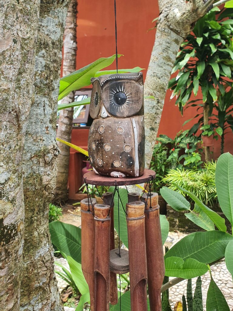 Bambuszból és kókuszból készült szélcsengő bagollyal