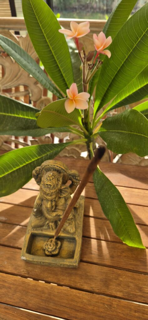 Ganesha Beton Füstölőtartó + 2 db Ajándék Pálca