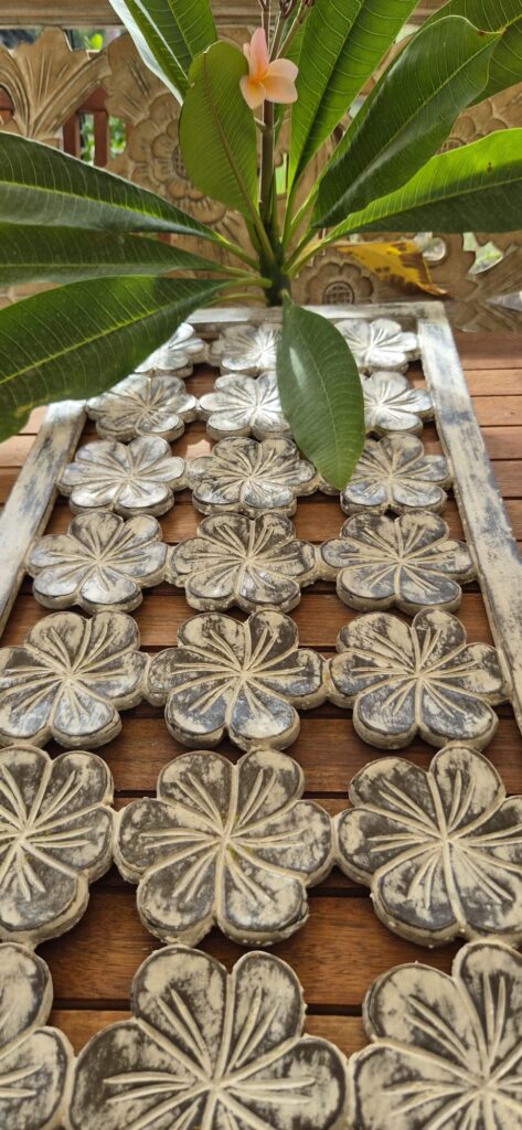 Kézműves Bali Plumeria Fa Fali Panel (80x40 cm)
