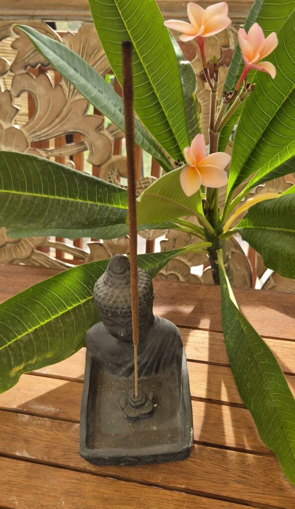 Fekete Beton Buddha Füstölőtartó + 2 Ajándék Pálca