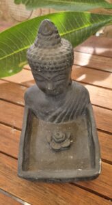 Balinez-stilusu-szurke-beton-buddha-fustolotarto-tal-lotuszviraggal