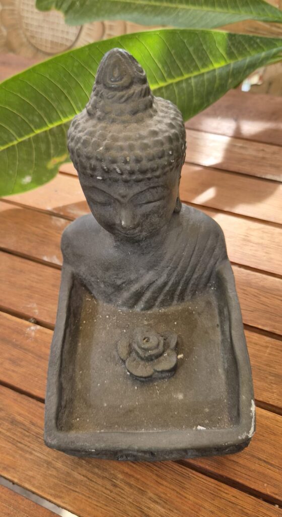 • Beton Buddha Füstölőtartó + 2 db Ajándék Füstölőpálca