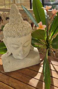 • Faragott-balinez-homokko-buddha-mellszobor-frangipani-viraggal